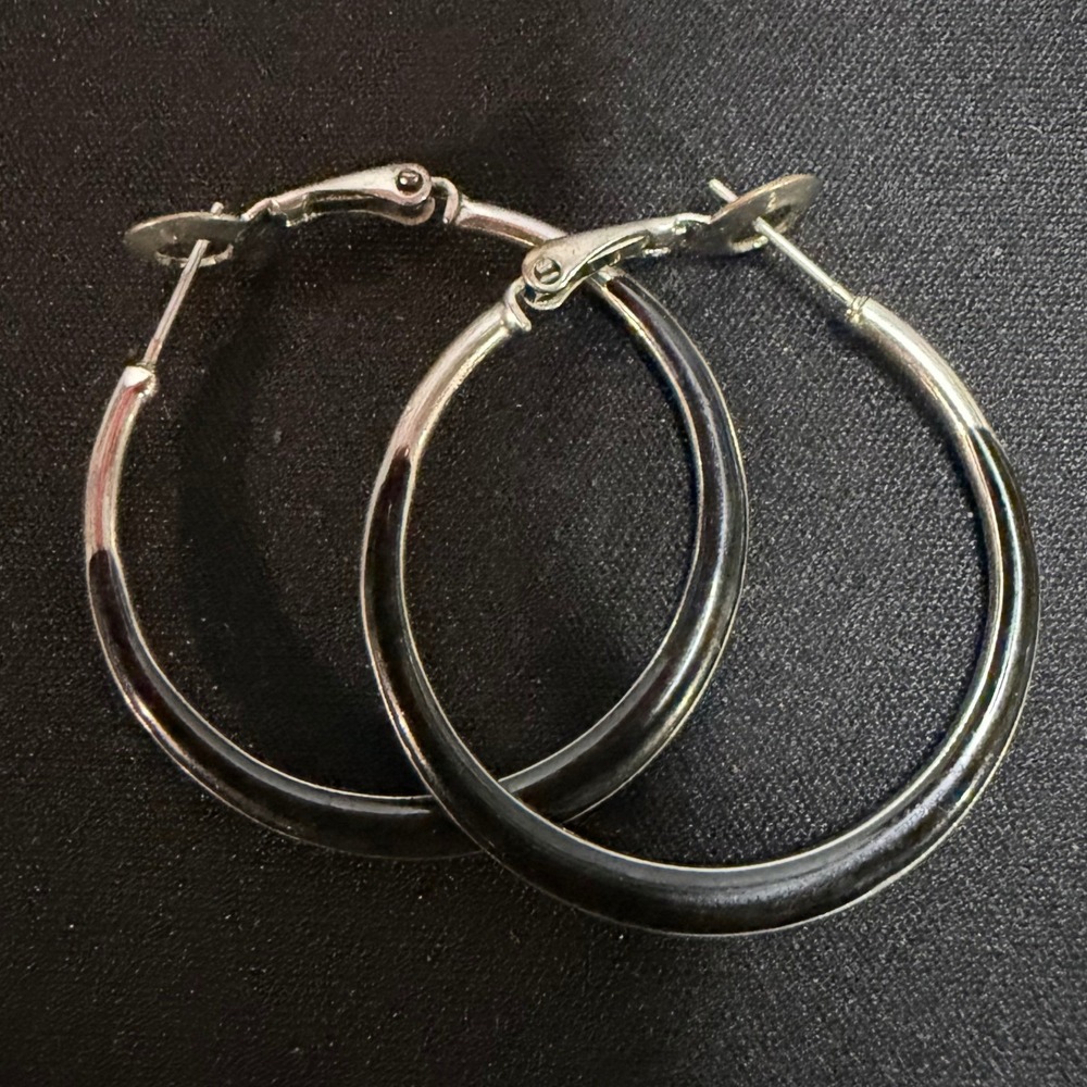 Hoop Earrings Womens OS Silver Black Enamel Inlay Latch‎ Back 1.5"